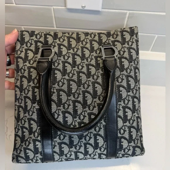 Elegant Black and Gray Dior Tote Bag - Picture 3 of 14